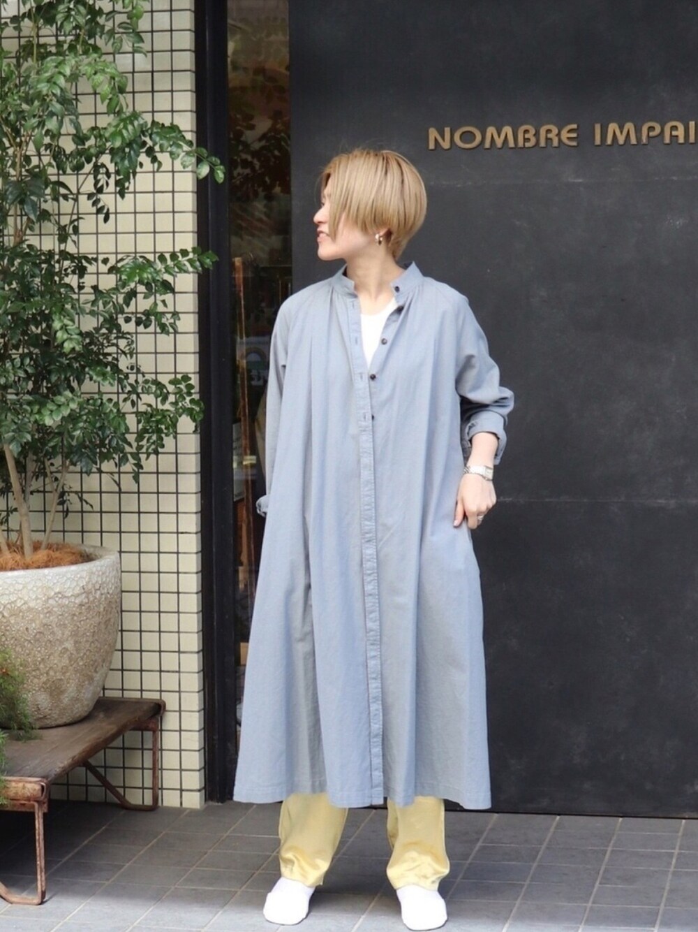「大人カジュアル、リラックススタイル、ゆるコーデ、くすみカラー、ワンピース、シャツワンピ、レイヤードスタイル、春コーデ、イエロー、サンダルに靴下」｜「NOMBRE IMPAIRの硫化染ツイル スタンドワンピース（シャツワンピース、ブルー系）」を使った、kamata.さん（レディース・158cm）の冬コーディネートの1枚目の写真