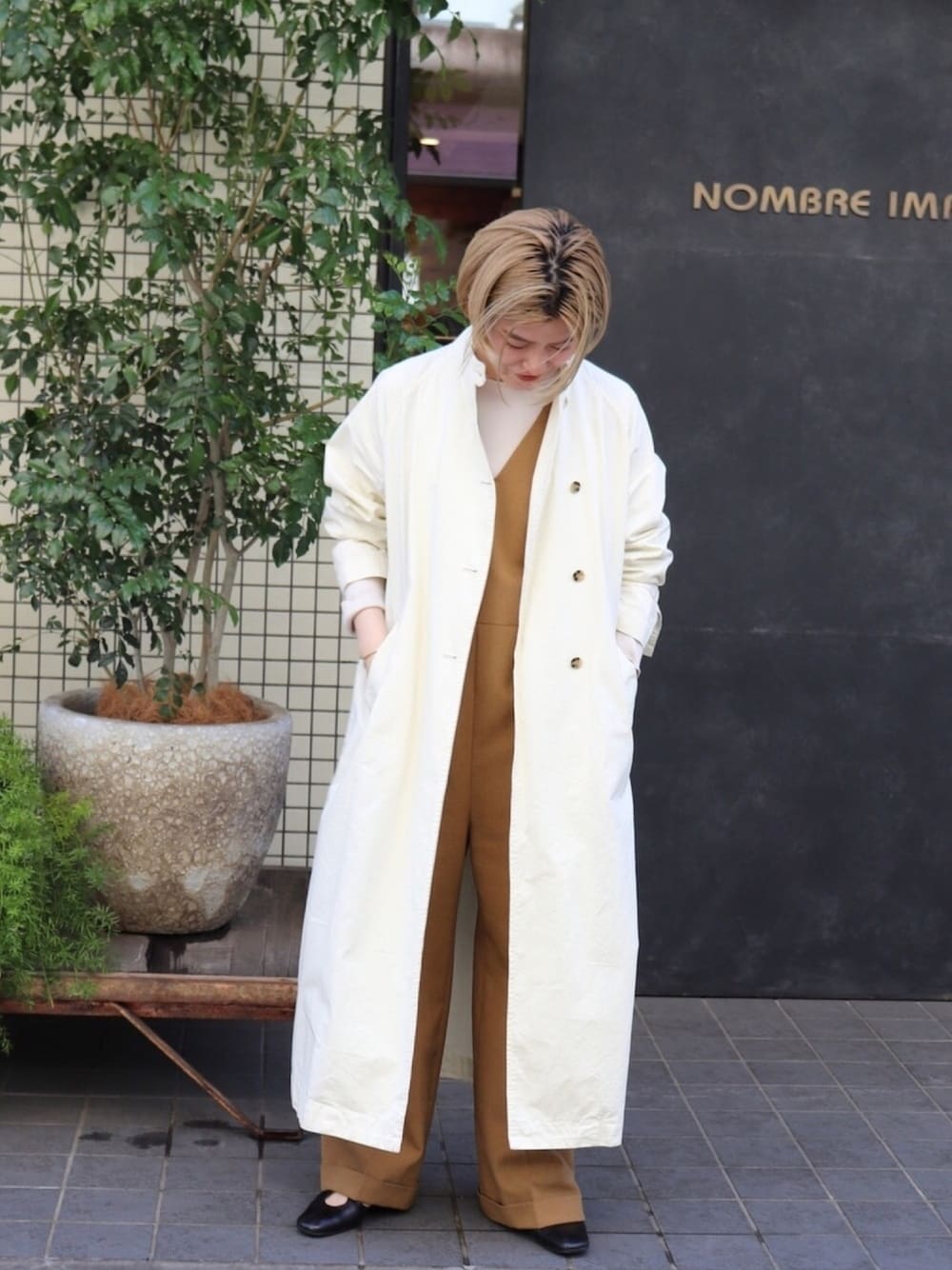 「春コーデ、春、オトナカジュアル、ロングコート、レイヤードスタイル、オールインワン、ベージュコーデ、パンプス、スクエアトゥ、ootd」｜「NOMBRE IMPAIRの綿ツイル硫化バイオ スタンドネックコート（その他アウター、ホワイト系）」を使った、kamata.さん（レディース・158cm）の春コーディネートの1枚目の写真