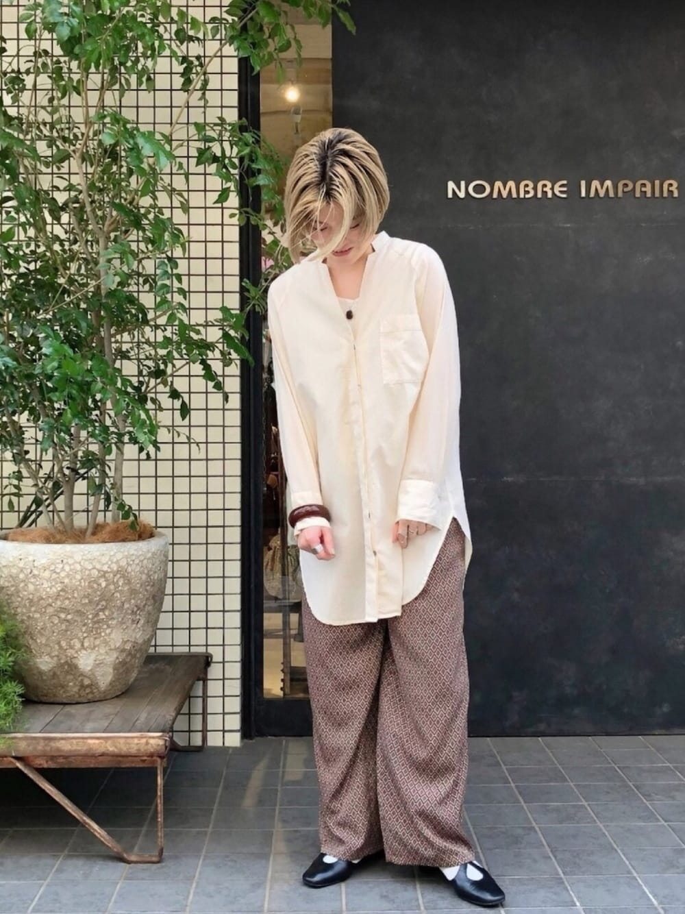 「春コーデ、カジュアルコーデ、オトナ女子、リラックススタイル、イージーパンツ、柄パンツ、レイヤードスタイル、シャツスタイル、ベージュ、ootd」｜「NOMBRE IMPAIRの綿ﾚｰﾖﾝﾄﾞﾋﾞｰ　ｾﾐﾛﾝｸﾞｼｬﾂ（シャツ/ブラウス、ホワイト系）」を使った、kamata.さん（レディース・158cm）の春コーディネートの1枚目の写真