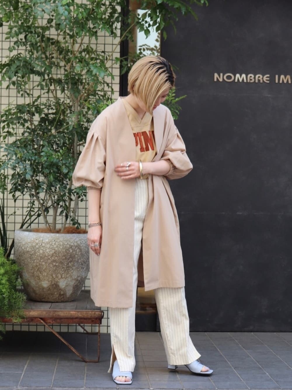 「春コーデ、コート、ロゴT、ベージュコーデ、ワントーンコーデ、ストライプ、大人女子、サンダル、休日スタイル、ootd」｜「FIL DE FERのピンストオックス スラックス（スラックス、ホワイト系）」を使った、kamata.さん（レディース・158cm）の春コーディネートの1枚目の写真