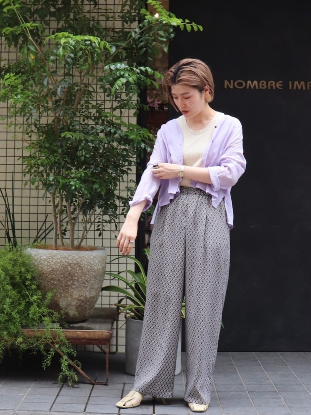「柄パンツ、サンダル、パープル、イージーパンツ、パンツスタイル、リラックススタイル、ラクチンコーデ、淡色コーデ、オトナカジュアル、初夏コーデ」｜「FIL DE FERのドライワイドテレコ　Ｕネック２ＷＡＹタンクトップ（タンクトップ、ホワイト系）」を使った、kamata.さん（レディース・158cm）の夏コーディネートの1枚目の写真