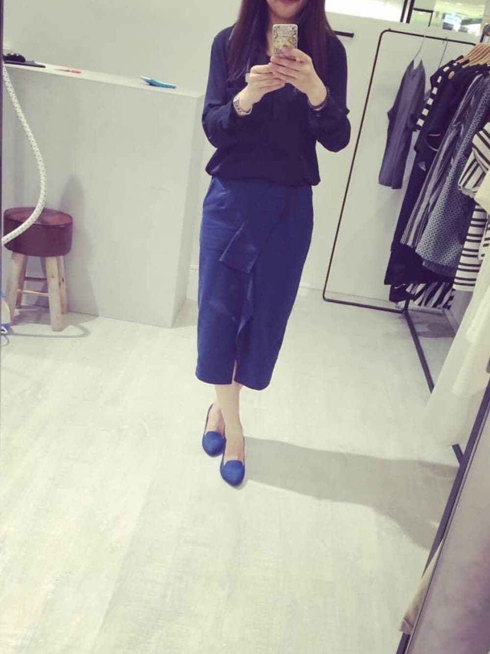 「通勤穿搭」｜「viga wangのアイテム（スカート、ブルー系）」を使った、Stephanie Kuさん（レディース・162cm）の冬コーディネートの1枚目の写真
