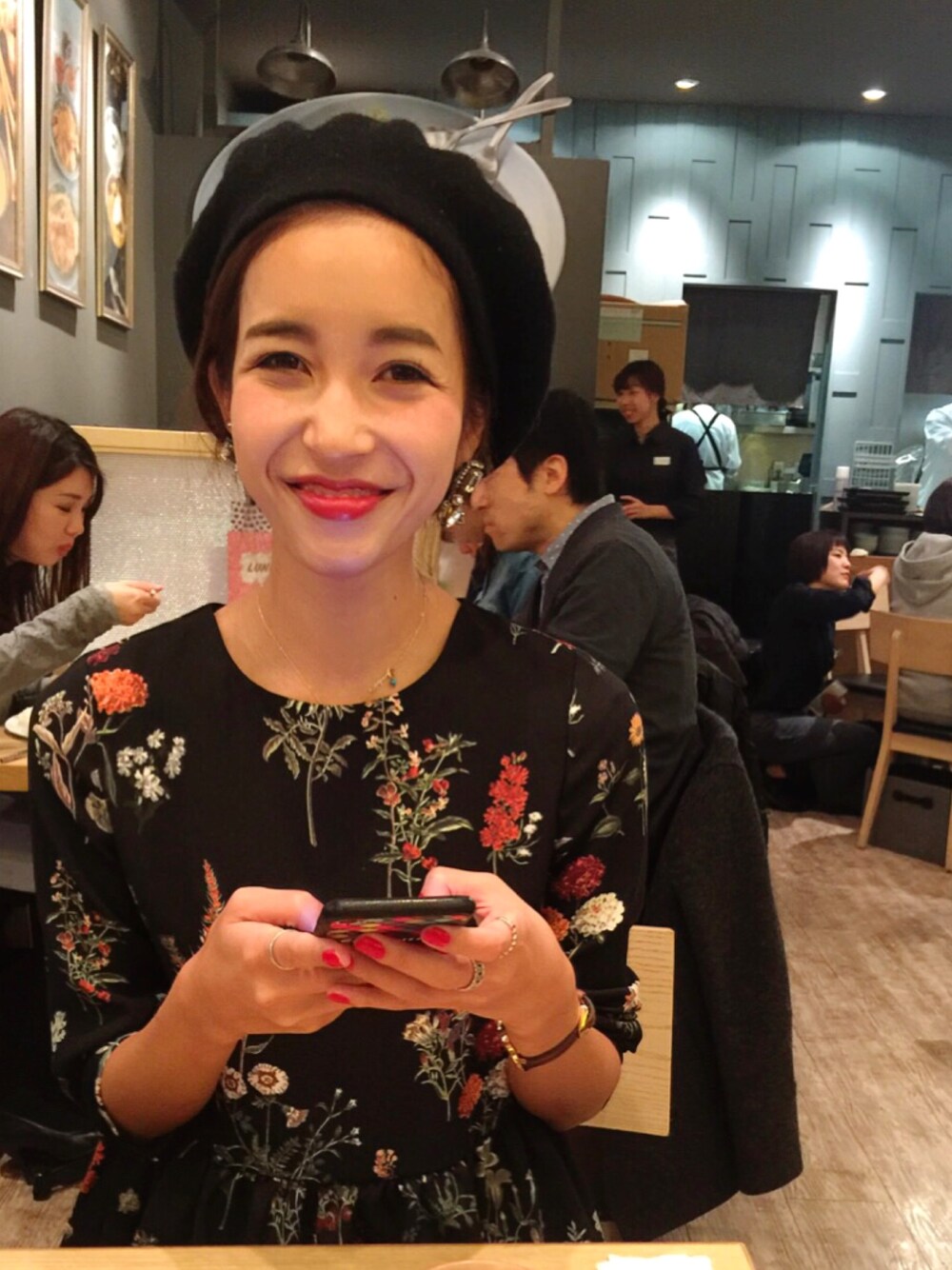 「大人カジュアル、fashion、休日スタイル、雨の日コーデ、ベレー帽、ザラ、ZARA、花柄」｜「ZARAのアイテム（Tシャツ/カットソー、ブラック系）」を使った、萌華さん（レディース・165cm）の冬コーディネートの1枚目の写真
