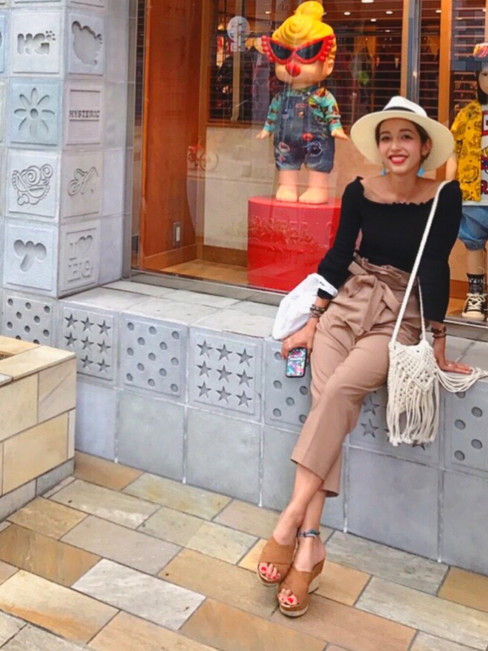 「春コーデ、大人コーデ、オトナカジュアル、オフショル、チノパン、ハット」｜「SENSE OF PLACE by URBAN RESEARCHのアイテム（チノパンツ、ブラウン系）」を使った、萌華さん（レディース・165cm）の春コーディネートの1枚目の写真