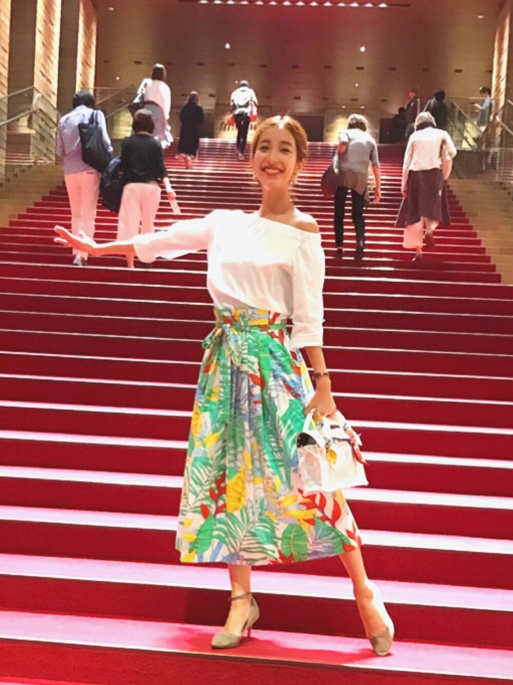 「オトナ女子、柄スカート、スカート、オフショル、ホワイト、きれいめカジュアル」｜「ZARAのアイテム（スカート、グリーン系）」を使った、萌華さん（レディース・165cm）の春コーディネートの1枚目の写真