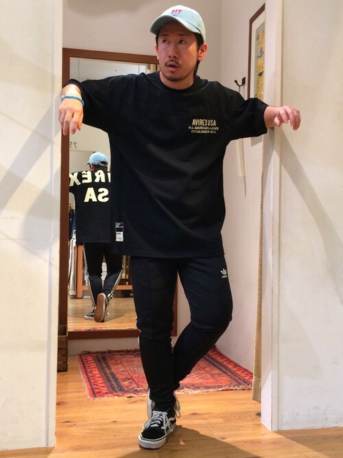 Kouki Niimi使用「AVIREX（AVIREX/アヴィレックス/ビッグロゴ ルーズ フットボールTシャツ/BIG LOGO LOOSE FOOT BALL T-SHIRT）」的時尚穿搭