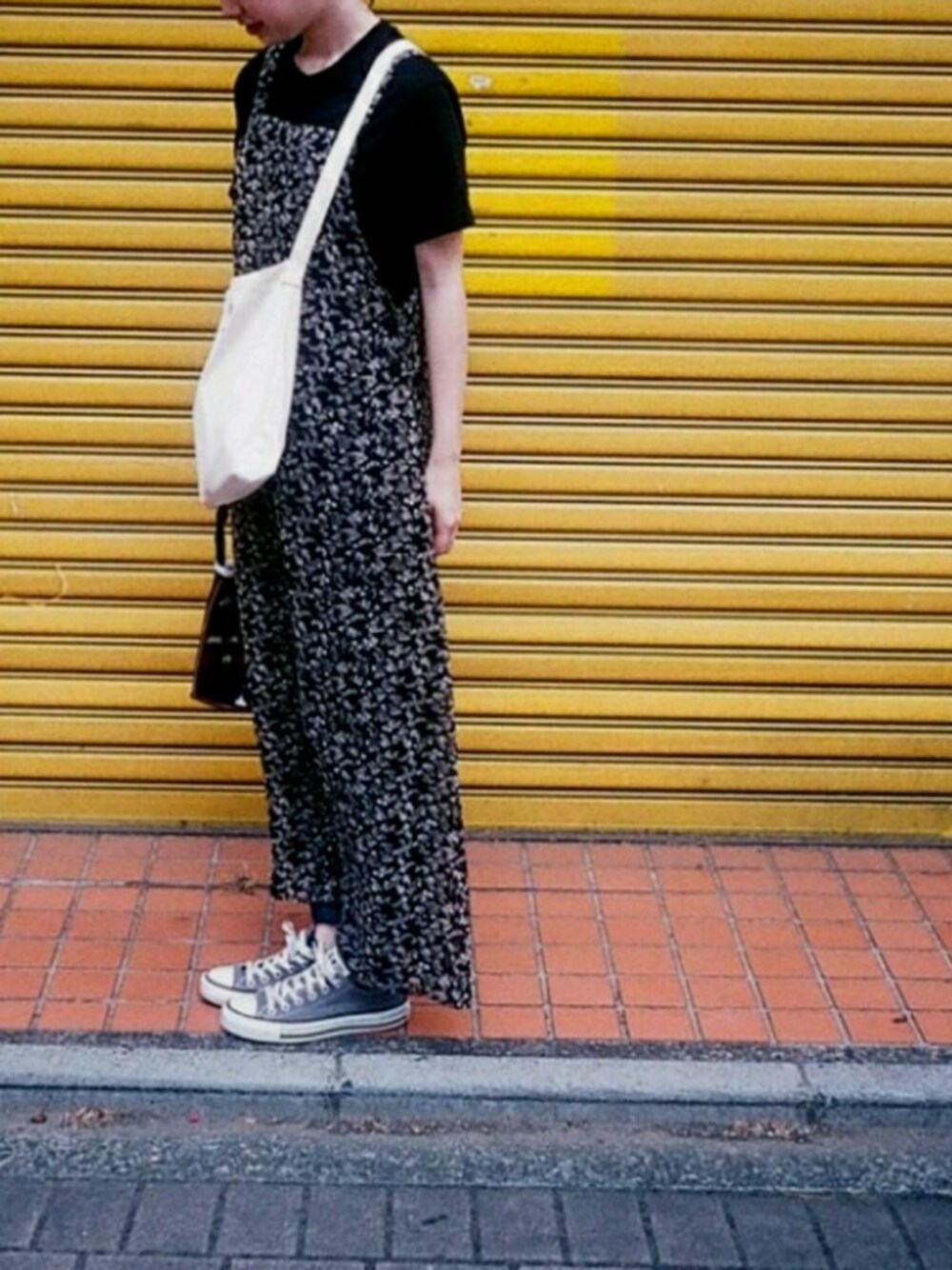 「Kastane、ユニクロ、converse」｜「Kastaneのアイテム（サロペット/オーバーオール、ブラック系）」を使った、ゆんさん（レディース・160cm）の秋コーディネートの1枚目の写真