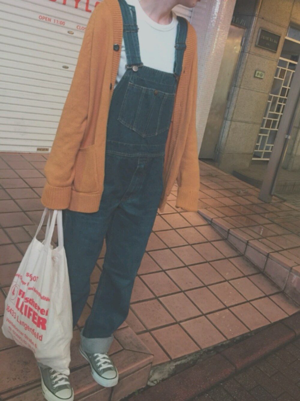 「オーバーオール、古着、used、ootd、converse、秋服」｜「古着のアイテム（サロペット/オーバーオール、ブルー系）」を使った、ゆんさん（レディース・160cm）の秋コーディネートの1枚目の写真