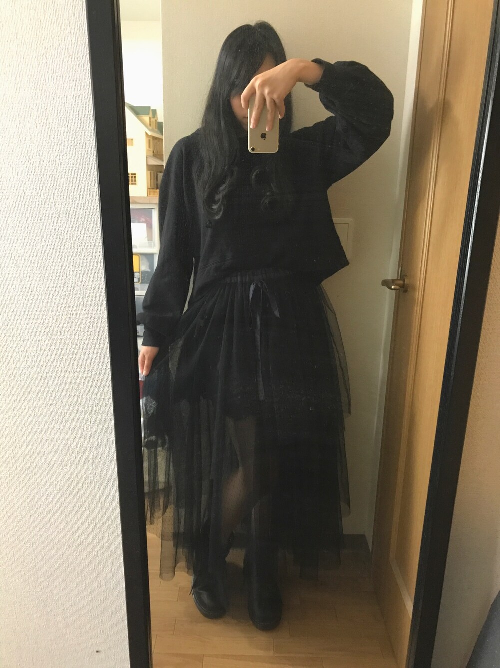 「オールブラック、チュールスカート、バルーンスリーブ、labelleetude、ドクターマーチン8ホール、Dr.Martens」｜「LA BELLE ETUDEの【LA BELLE ETUDE】ボリューム袖パーカー（パーカー、ブラック系）」を使った、海花さん（レディース・155cm）の秋コーディネートの1枚目の写真