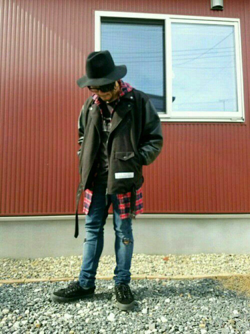 ブラック系のライダースジャケット、その他のシャツ/ブラウス、ブルー系のパンツを着用したメンズの秋コーディネートの1枚目の写真