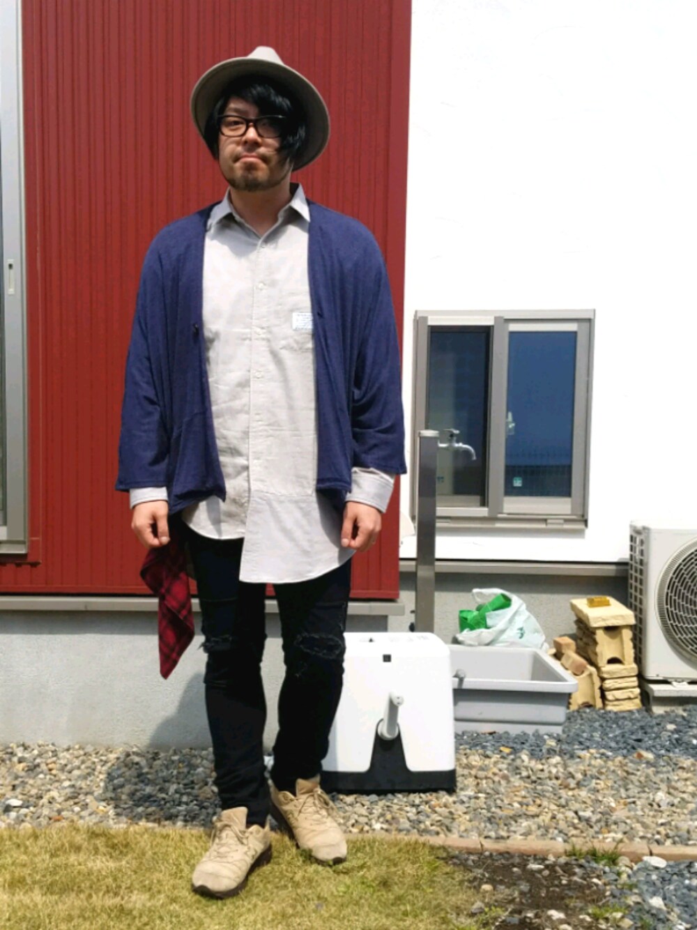 ブルー系のカーディガン/ボレロ、グレー系のシャツ/ブラウス、ブラック系のデニムパンツを着用したメンズの春コーディネートの1枚目の写真