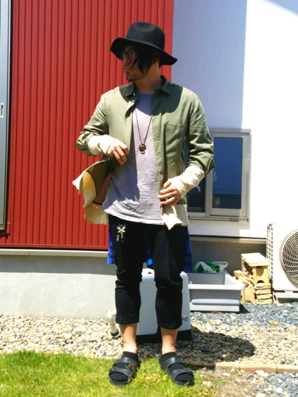 グリーン系のシャツ/ブラウス、グレー系のTシャツ/カットソー、ブラック系のその他パンツを着用したメンズの春コーディネートの1枚目の写真