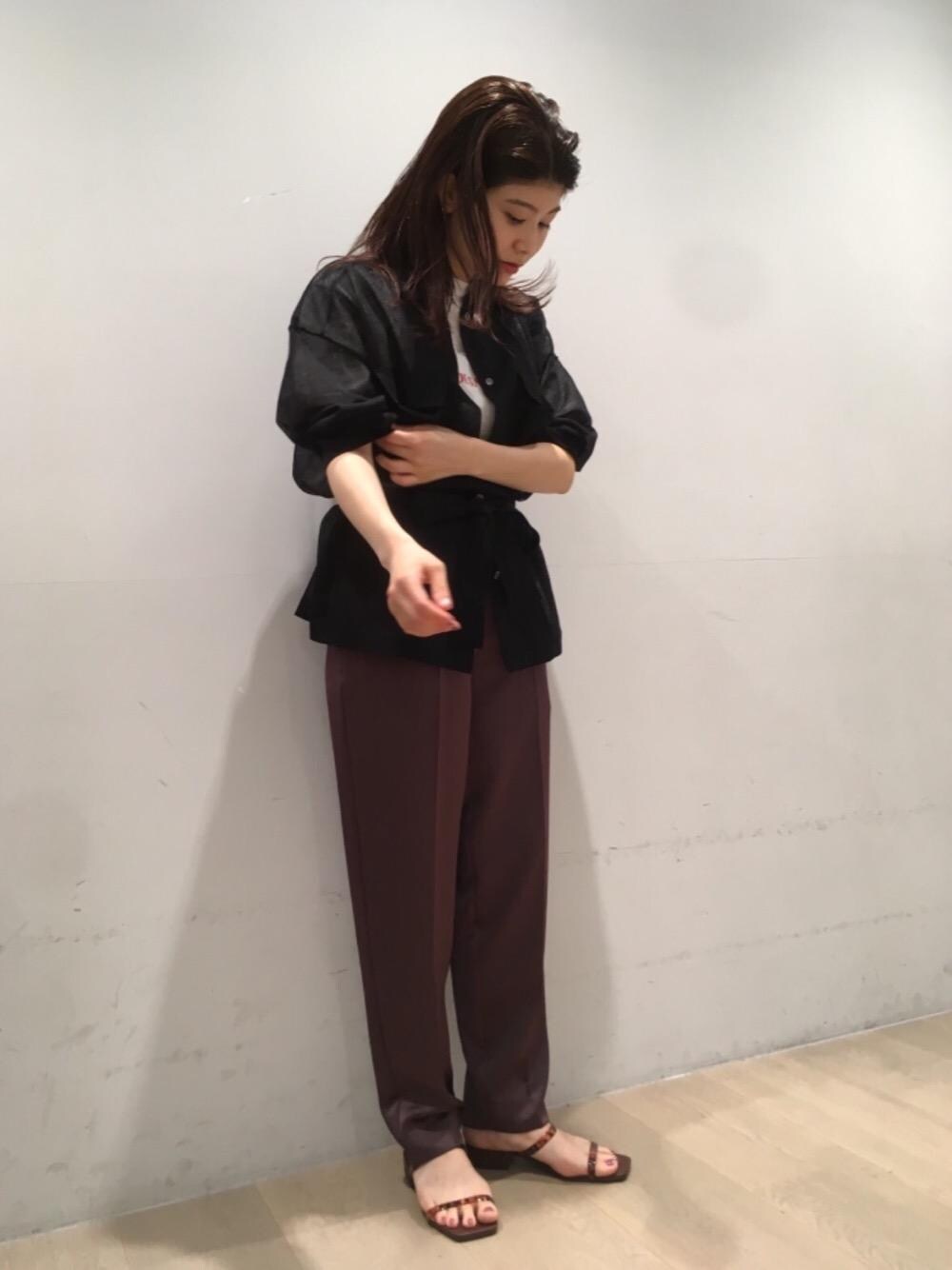 ホワイト系のTシャツ/カットソー、ブラック系のカーディガン/ボレロ、ブラウン系のサンダルを着用したレディースの夏コーディネートの1枚目の写真