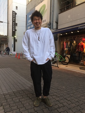 「袖プリント」｜「アイテム（チノパンツ）」を使った、ふるちゃんさん（メンズ・171cm）の春コーディネート