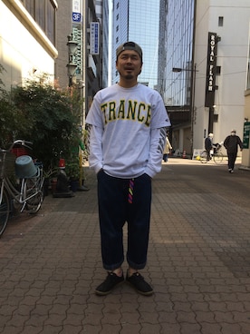 「袖プリント」｜「アイテム（デニムパンツ）」を使った、ふるちゃんさん（メンズ・171cm）の春コーディネート