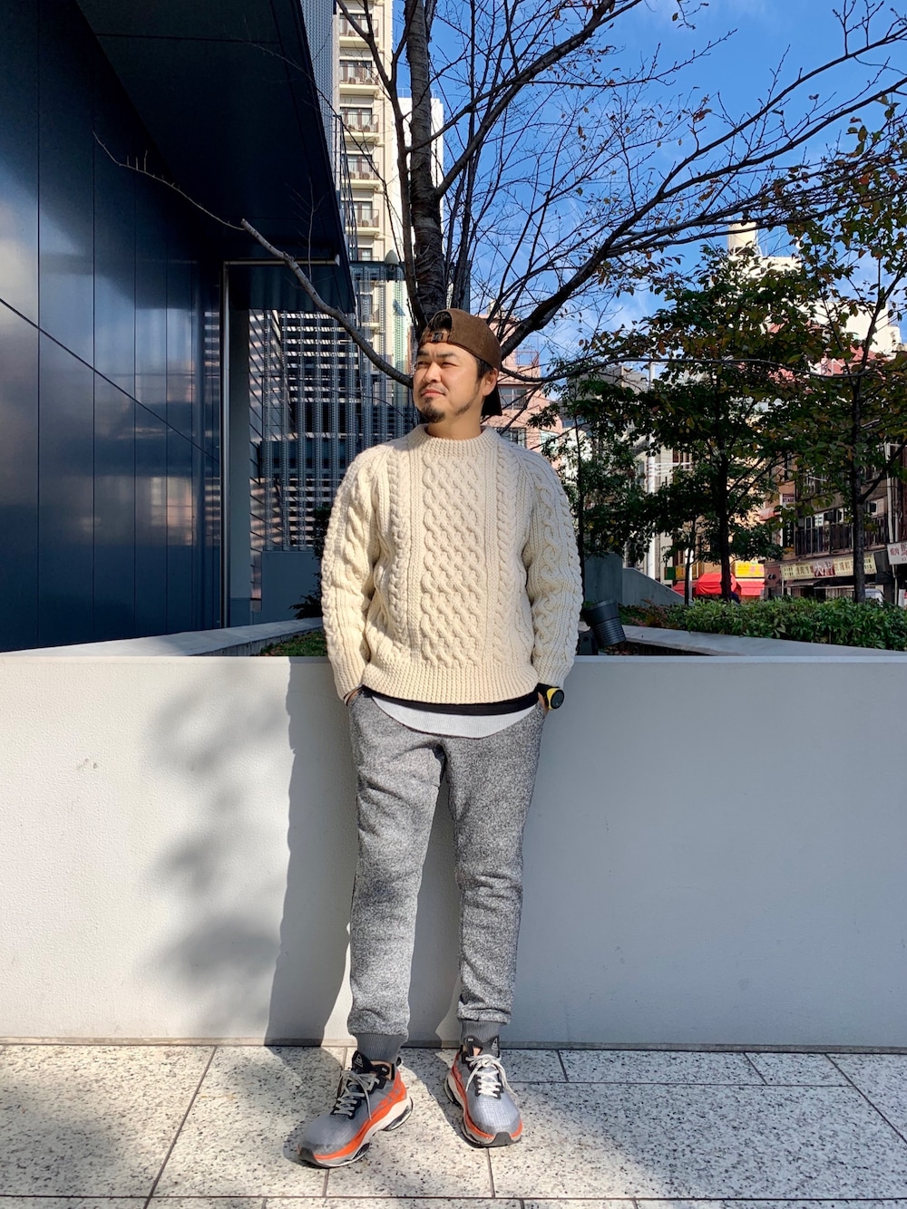 「シンプルコーデ、秋のコーデ、冬コーデ、今日のコーデ、ワントーンコーデ、ニット、インバーアラン、BEAVER、GRAMICCI」｜「GramicciのGRAMICCI/グラミチ　BONDING KNIT FLEECE NARROW RIB PANTS/ボンディングニットフリースナローリブパンツ　GUP-19F016（スウェットパンツ、グレー系）」を使った、ふるちゃんさん（メンズ・171cm）の秋コーディネートの1枚目の写真