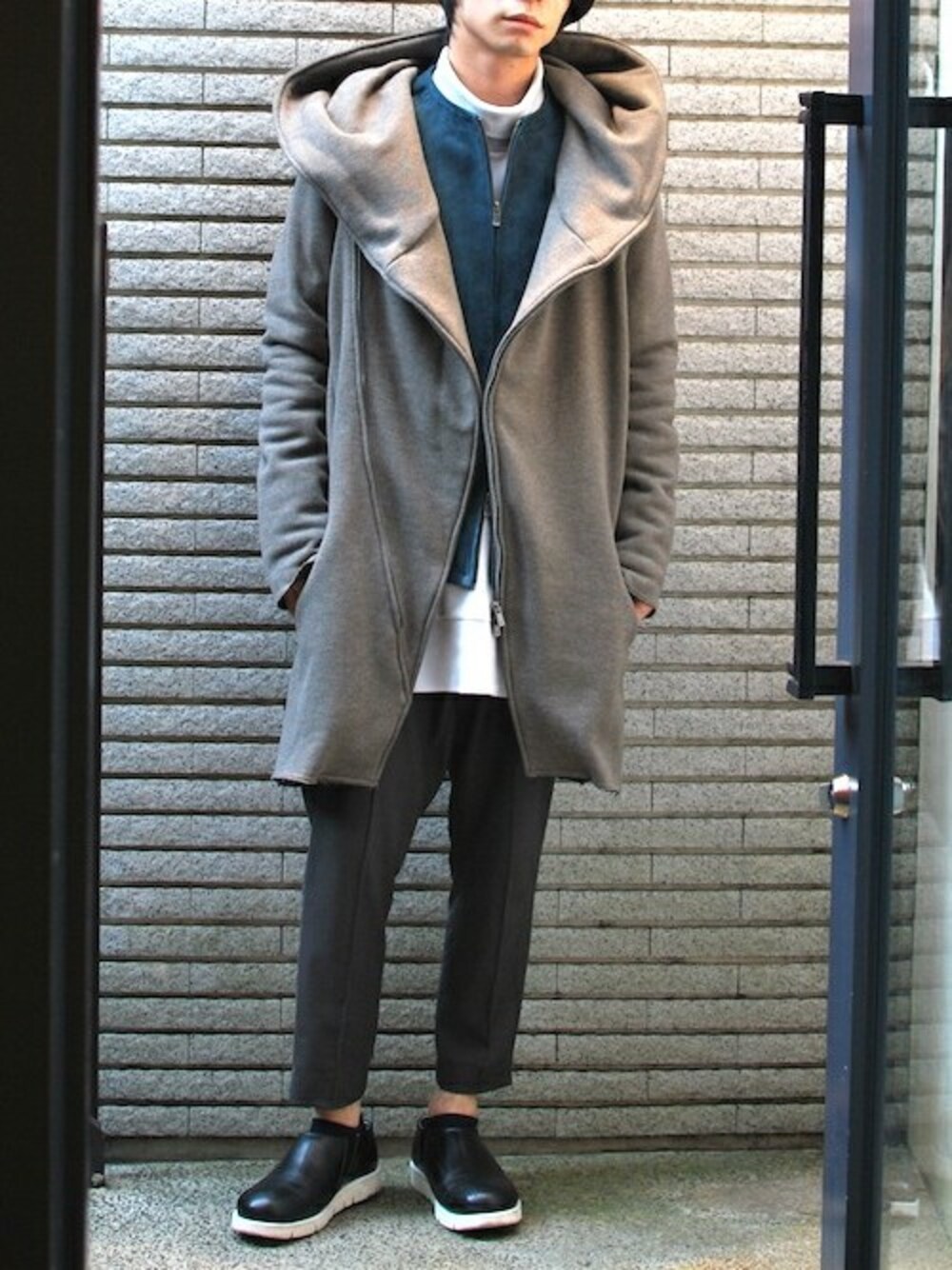「コート、ニット、シンプル、ブルー、ハイネック、革靴、シングルライダース、中目黒、OURET、冬のコーデ」｜「OURETのCOTTON GAUZE SWEAT HIGH NECK PULLOVER（スウェット、ホワイト系）」を使った、OURETさん（メンズ・171cm）の秋コーディネートの1枚目の写真