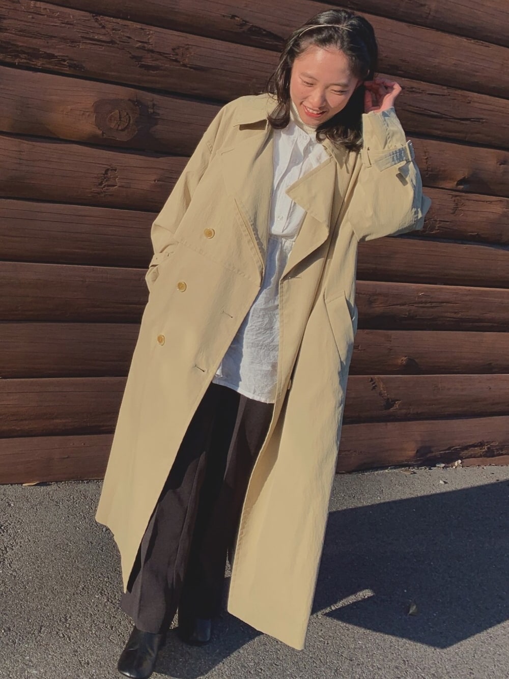 ホワイト系のシャツ/ブラウス、ブラック系のその他パンツ、ベージュ系のトレンチコートを着用したレディースの冬コーディネートの1枚目の写真