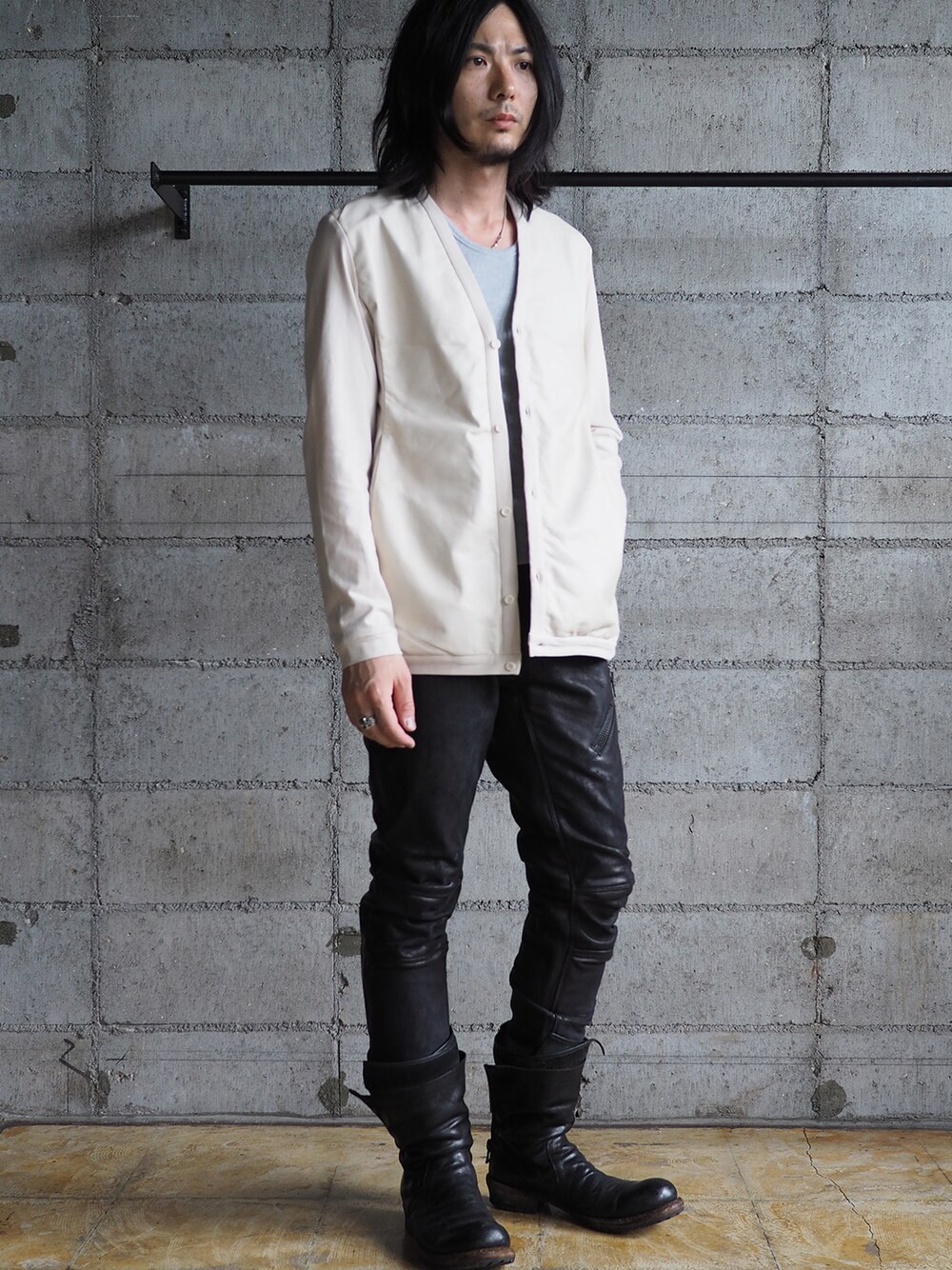 ベージュ系のカーディガン/ボレロ、ブラック系のその他パンツを着用したメンズの夏コーディネートの1枚目の写真