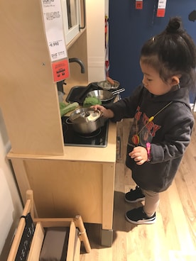 「お団子ヘアー」｜「アイテム（パーカー、グレー系）」を使った、こまめさん（キッズ・90cm）の冬コーディネート