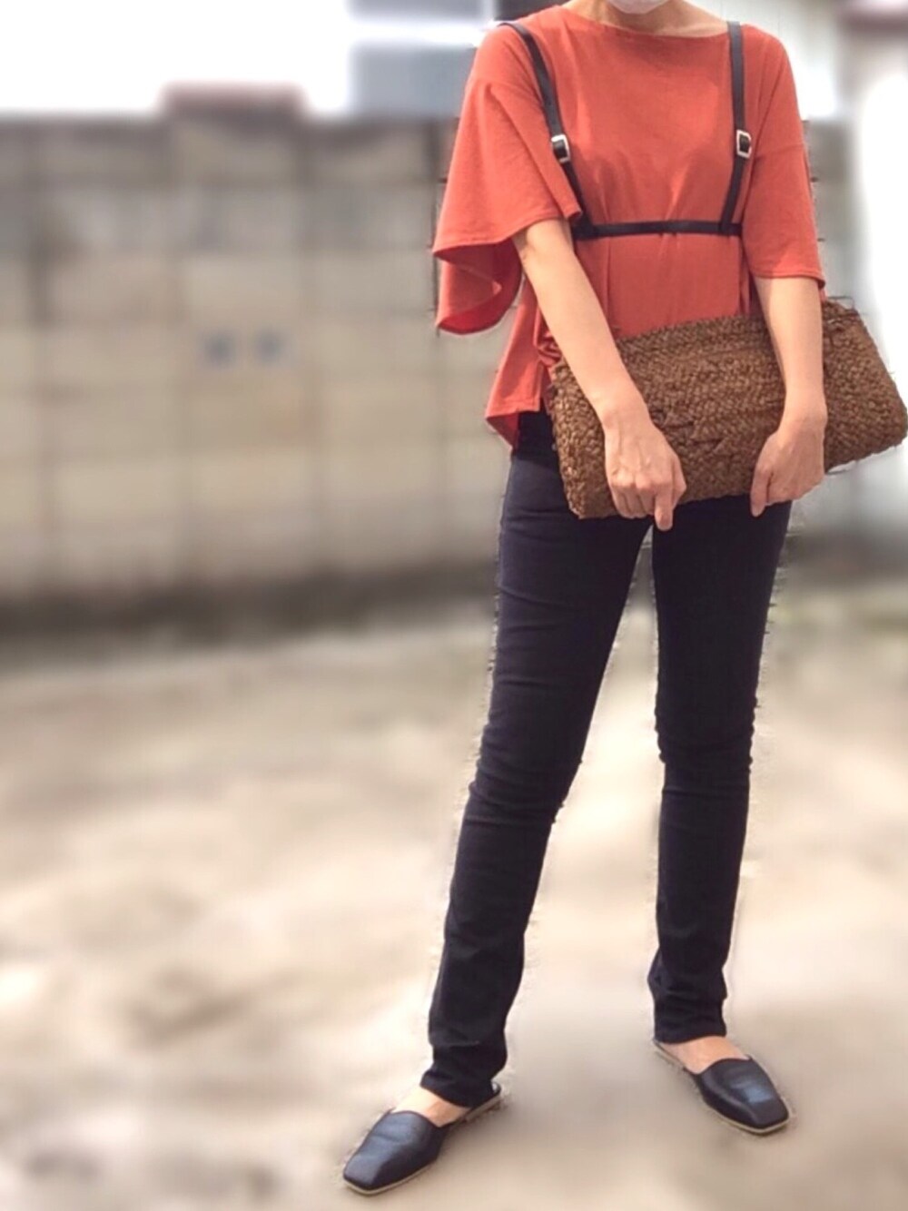 「夏コーデ、大人カジュアル、シンプル、outfit、ootd、カジュアルコーデ、パンツスタイル、サンダル、クラッチバッグ、休日スタイル」｜「AZUL by moussyのクリーンクール袖フレアAラインスリットPO（Tシャツ/カットソー、オレンジ系）」を使った、moco♡さん（レディース・159cm）の夏コーディネートの1枚目の写真