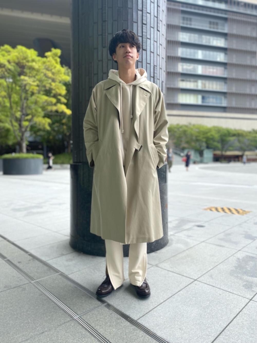 ブラウン系のドレスシューズを着用したメンズの秋コーディネートの1枚目の写真