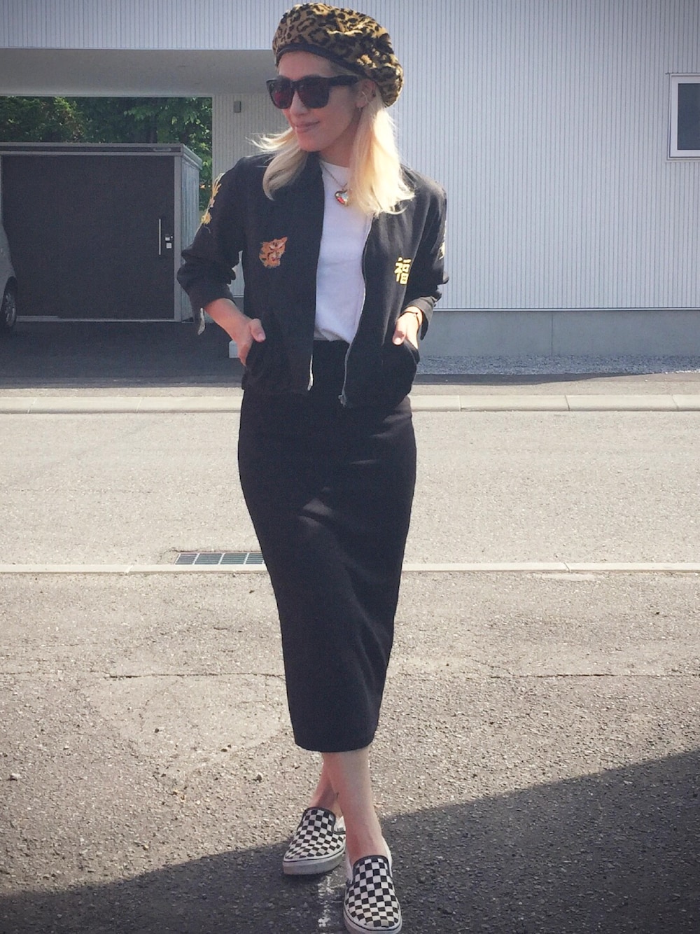 ブラック系のジャケット/アウター、ブラック系のスカート、ホワイト系のスリッポンを着用したレディースの夏コーディネートの1枚目の写真