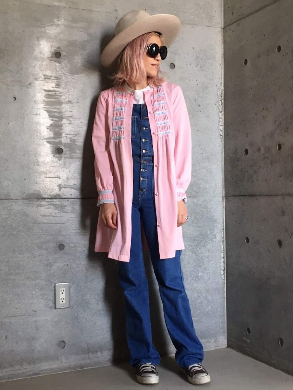 「ヴィンテージ、古着、used、vintage、ランジェリーガウン、ランジェリー、オーバーオール、ピンクガウン、ステットソン」｜「STETSONのアイテム（ハット、ベージュ系）」を使った、machiさん（レディース・156cm）の春コーディネートの1枚目の写真