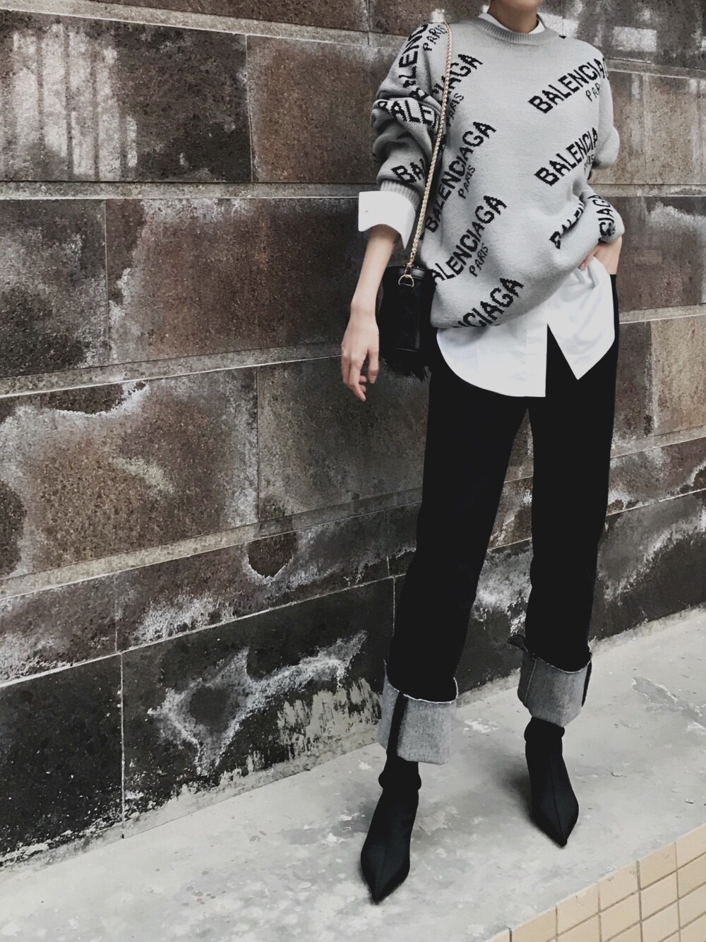 BALENCIAGAのニット/セーター（グレー系）を使った人気ファッション