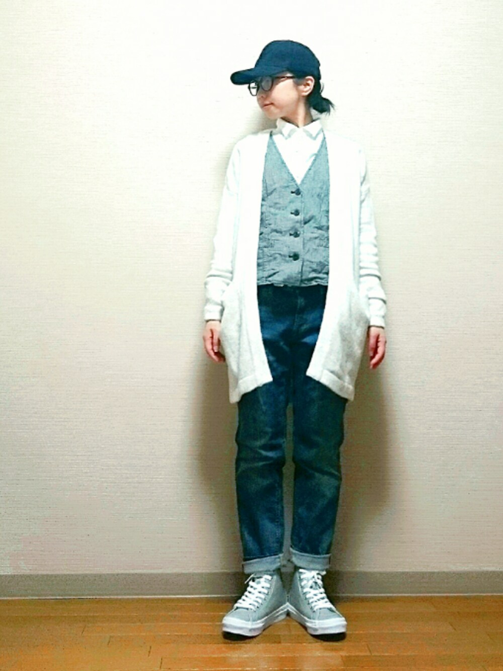 「カジュアル、キャップ、カーディガン、シャツ、ベスト、デニム、ハイカットスニーカー、H&M」｜「H&Mのアイテム（カーディガン/ボレロ、ホワイト系）」を使った、はらさん（レディース・151cm）の冬コーディネートの1枚目の写真