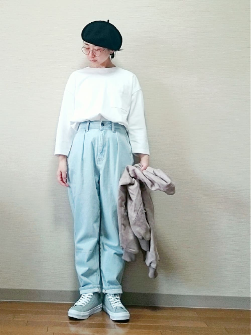 ホワイト系のTシャツ/カットソー、ブルー系のデニムパンツ、ピンク系のMA-1を着用したレディースの春コーディネートの1枚目の写真
