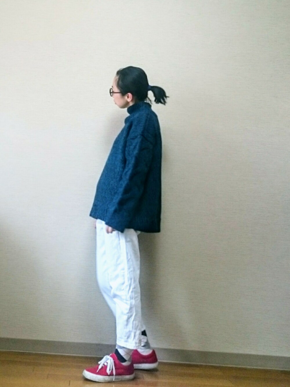 ブルー系のニット/セーター、ホワイト系のパンツ、レッド系のスニーカーを着用したレディースの冬コーディネートの1枚目の写真