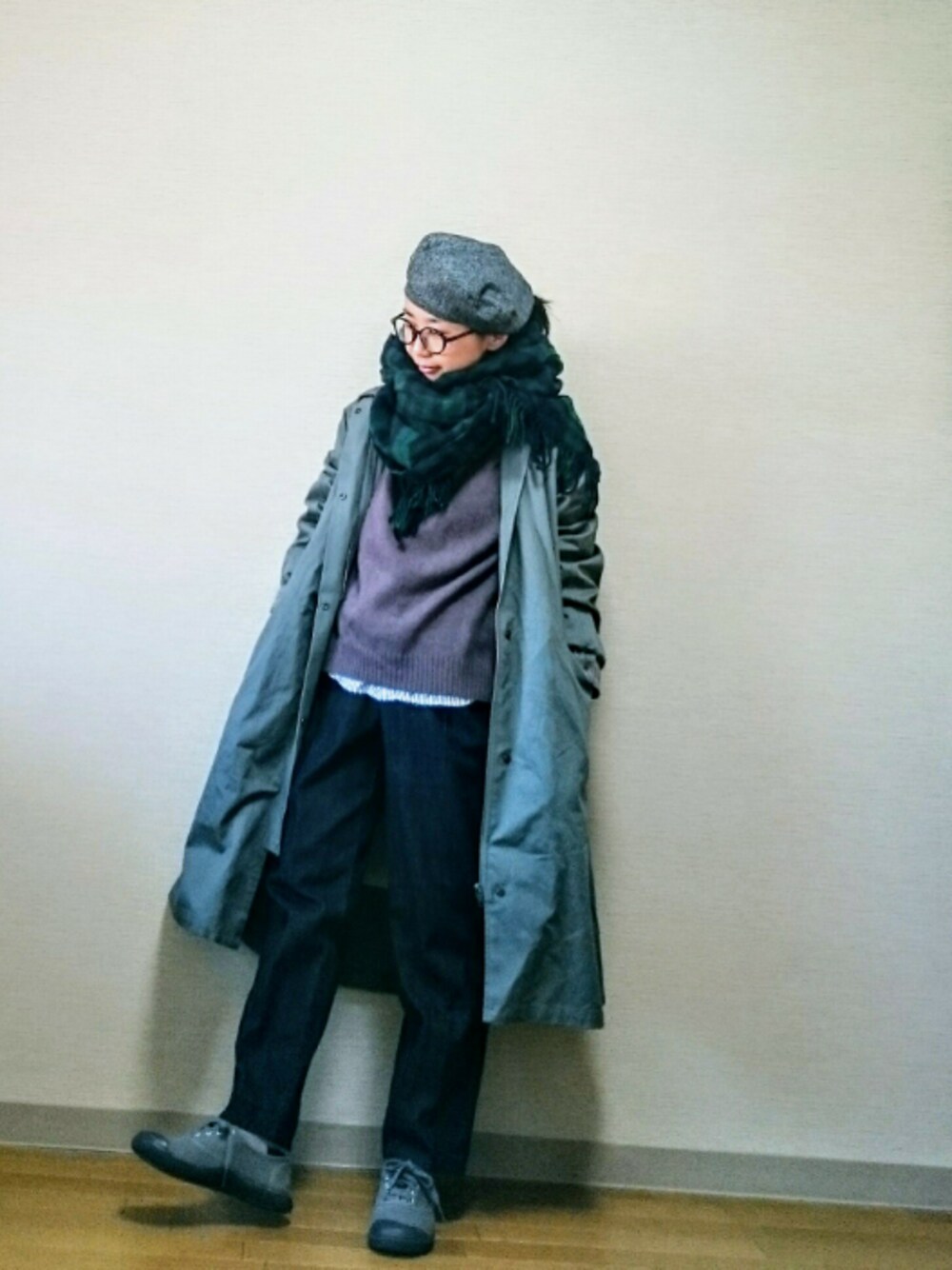 グレー系のステンカラーコート、パープル系のニット/セーター、ブルー系のデニムパンツを着用したレディースの秋コーディネートの1枚目の写真