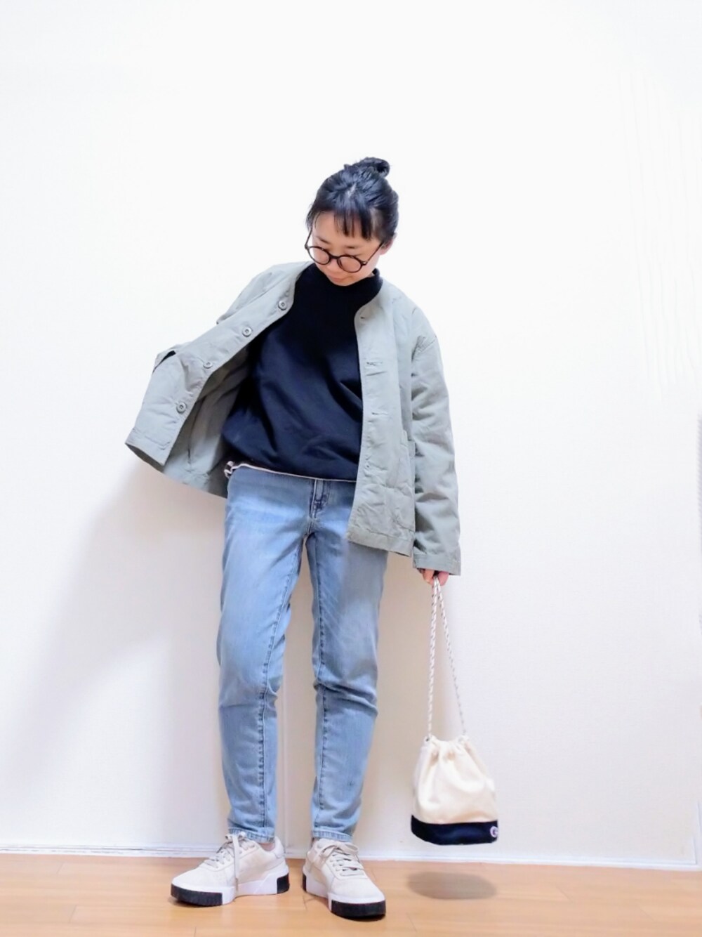 「パステル映える春、ノーカラージャケット、スウェット、UNIQLO、ボーダーちら見せ、zozoデニム、巾着バッグ、スニーカー、低身長」｜「OMNESのウォッシュ加工ダンプ ノーカラージャケット（ノーカラージャケット、グレー系）」を使った、はらさん（レディース・151cm）の春コーディネートの1枚目の写真