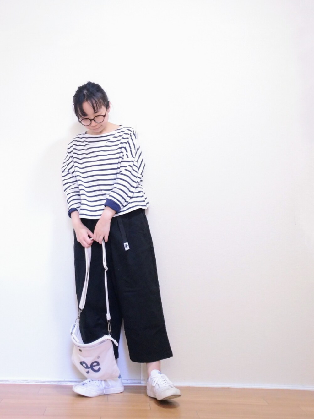 「シンプルコーデ、ラクチンコーデ、ゆるコーデ、ボーダートップス、クロップドパンツ、サコッシュ、白スニーカー、部屋撮り」｜「KOBE LETTUCEの【大人気インフルエンサーakiicoさん×KOBE LETTUCEコラボ】無地orボーダー柄ヘビーウェイトボートネックプルオーバー＊レディース/トップス[C3406]（Tシャツ/カットソー、ホワイト系）」を使った、はらさん（レディース・151cm）の春コーディネートの1枚目の写真