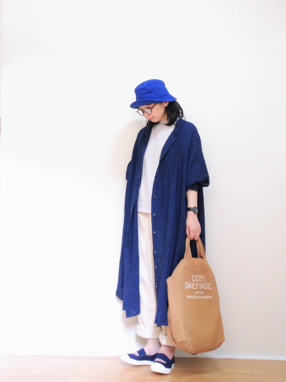 「春夏コーデ、バケットハット、シャツワンピ、無地T、白パンツ、チープカシオ、トートバッグ、スリッポン、低身長」｜「無印良品のアイテム（Tシャツ/カットソー、グレー系）」を使った、はらさん（レディース・151cm）の春コーディネートの1枚目の写真