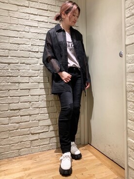 デニムパンツを使った 黒シャツ のレディース人気ファッションコーディネート Wear