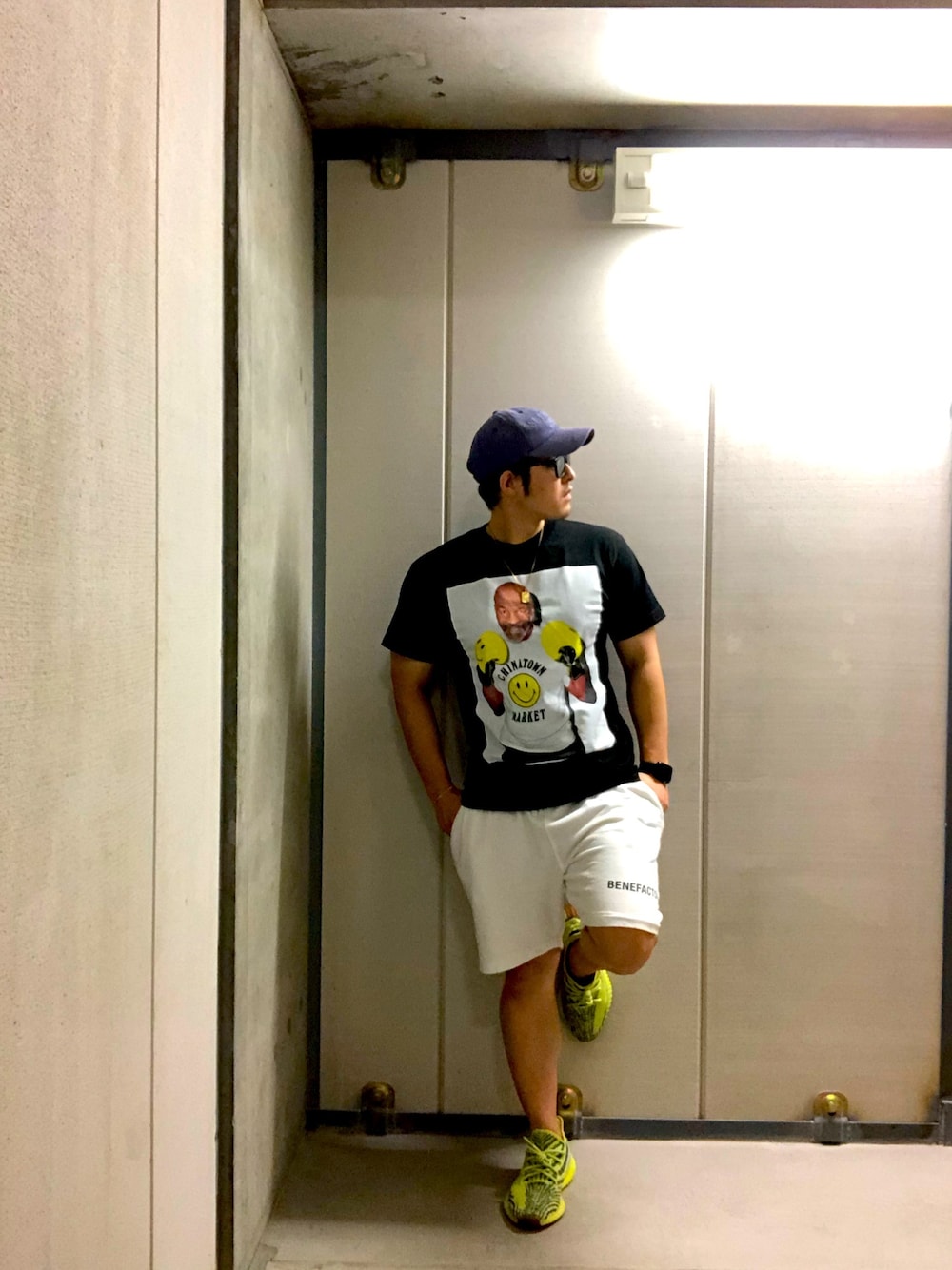 「休日コーデ、おしゃれさんと繋がりたい、スニーカーコーデ、短パン、プリントT、ストリート、スニーカー、シンプル、ラフ、Tシャツ」｜「CHINATOWN MARKETのアイテム（Tシャツ/カットソー、ブラック系）」を使った、keisukeさん（メンズ・168cm）の夏コーディネートの1枚目の写真