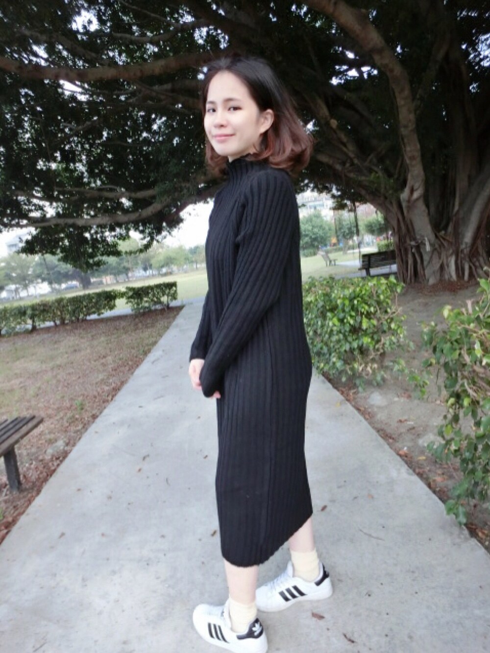 「台灣」｜「自有品牌のアイテム（ワンピース、ブラック系）」を使った、黃芫さん（レディース・145cm）の冬コーディネートの1枚目の写真