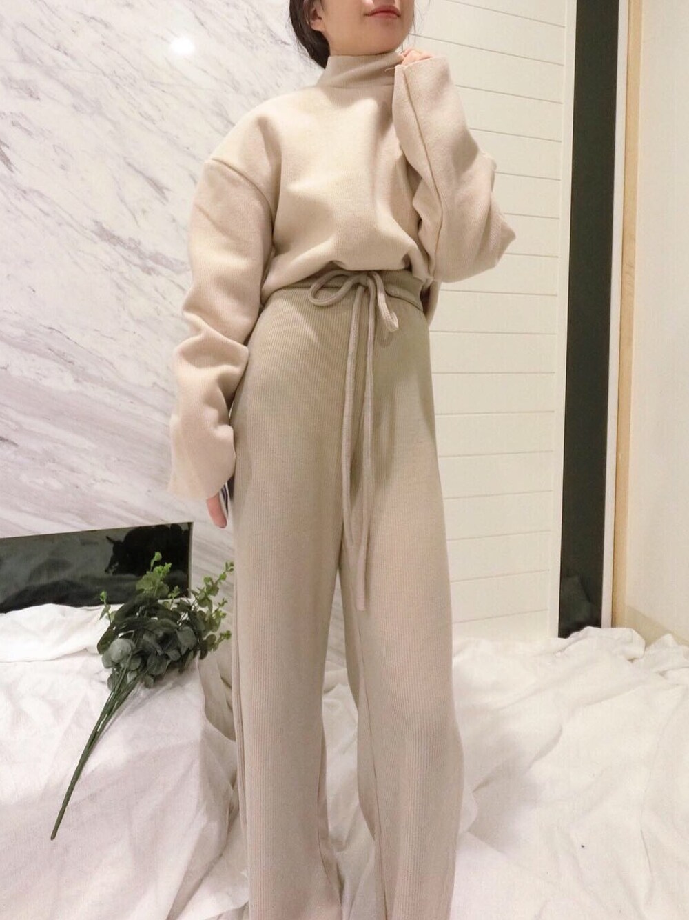 「自有品牌のアイテム（チノパンツ、ベージュ系）」を使った、黃芫さん（レディース・145cm）の秋コーディネートの1枚目の写真