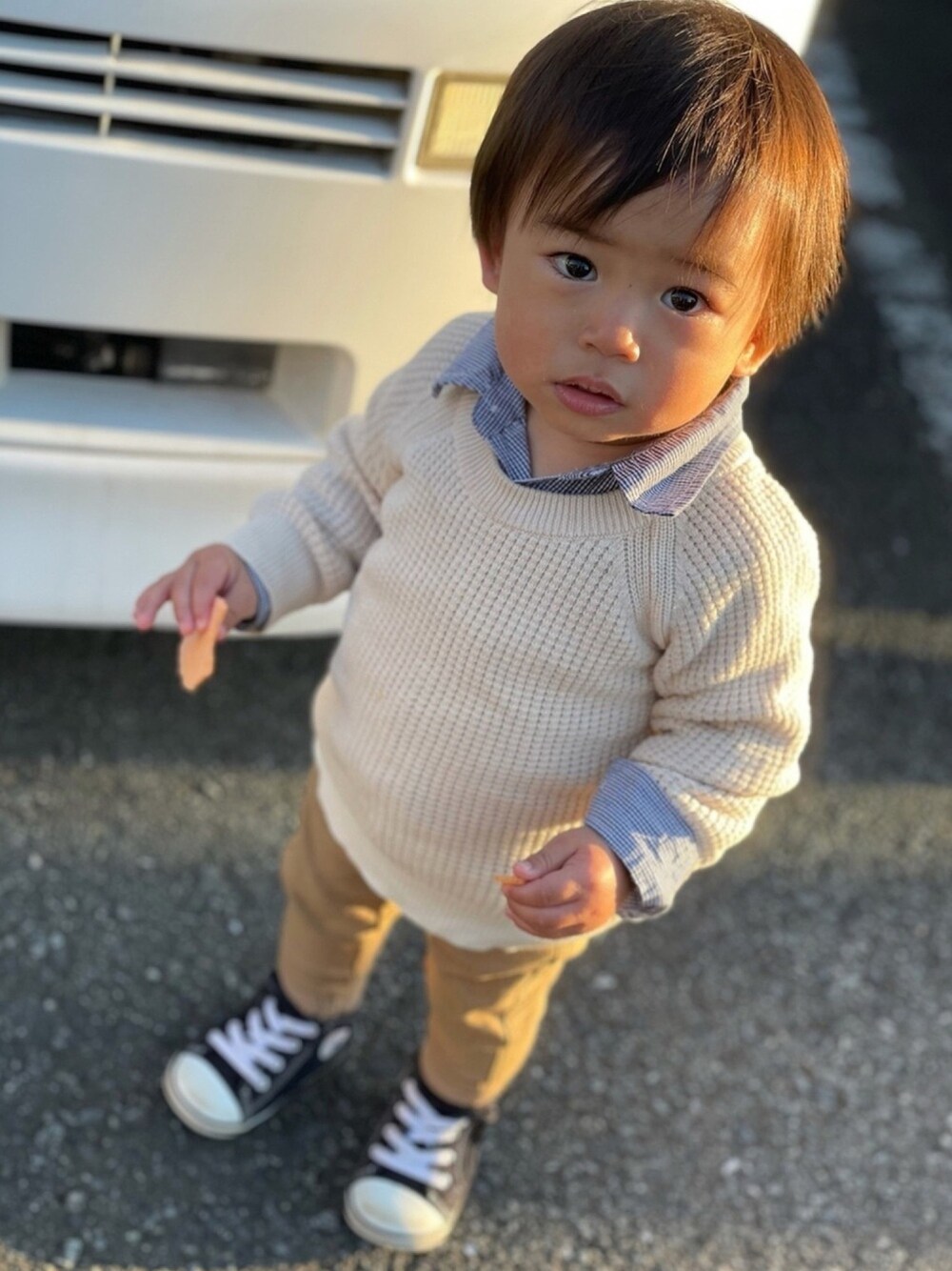 「淡色コーデ、キッズファッション、男の子コーデ、むすこーで、1歳2ヶ月、兄弟コーディネート、休日スタイル、白ニット、ハイカットスニーカー、おデブだってお洒落したい」｜「西松屋のアイテム（ニット/セーター、ホワイト系）」を使った、KYO*AYAさん（キッズ・80cm）の冬コーディネートの1枚目の写真