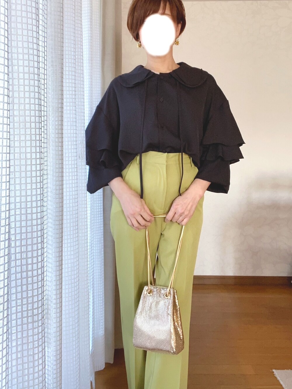 「JEANASISのアイテム（シャツ/ブラウス、ブラック系）」を使った、zさん（レディース・154cm）の春コーディネートの1枚目の写真
