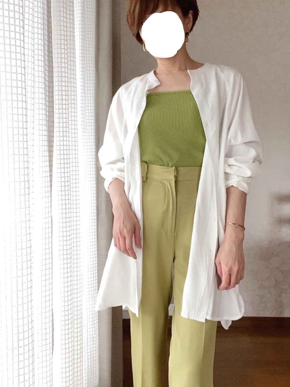 ホワイト系のシャツ/ブラウスを着用したレディースの春コーディネートの1枚目の写真