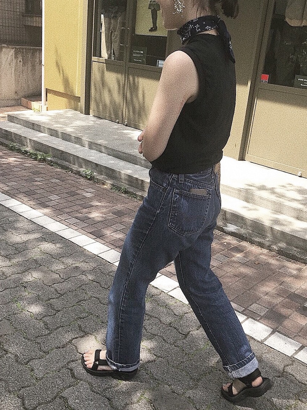 「古着、古着コーデ、古着女子、夏コーデ」｜「HANESのアイテム（Tシャツ/カットソー、ブラック系）」を使った、fumiさん（レディース・159cm）の夏コーディネートの1枚目の写真