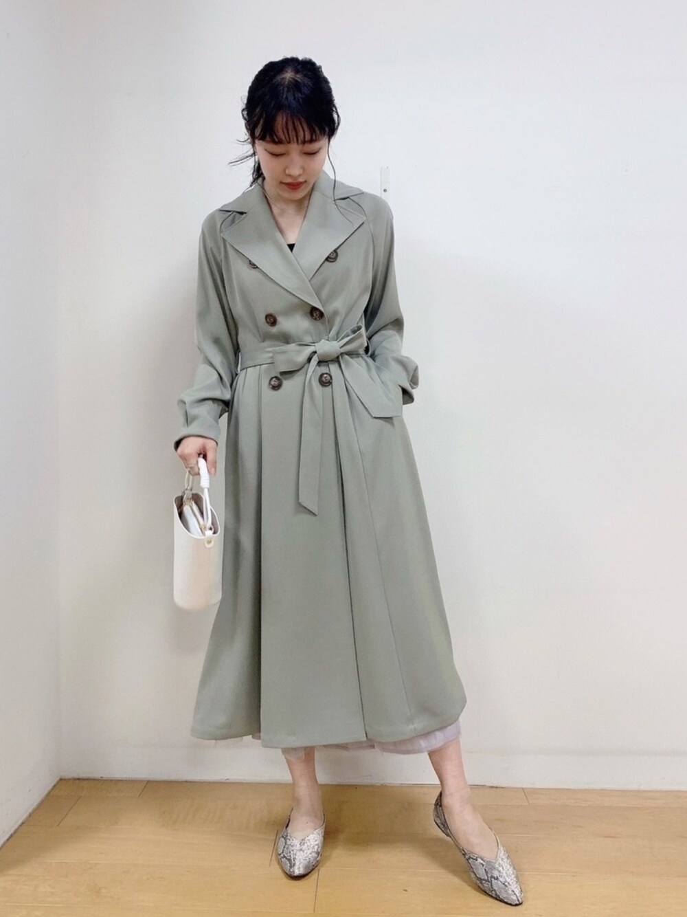 「トレンチコート、トレンチワンピース、カーキ、ピスタチオカラー、デートスタイル（WOMEN）、ランチコート、Aラインコート、きれいめスタイル、パイソン柄パンプス、バケツバッグ」｜「kettyのアイテム（トレンチコート、グリーン系）」を使った、yuhaさん（レディース・165cm）の冬コーディネートの1枚目の写真