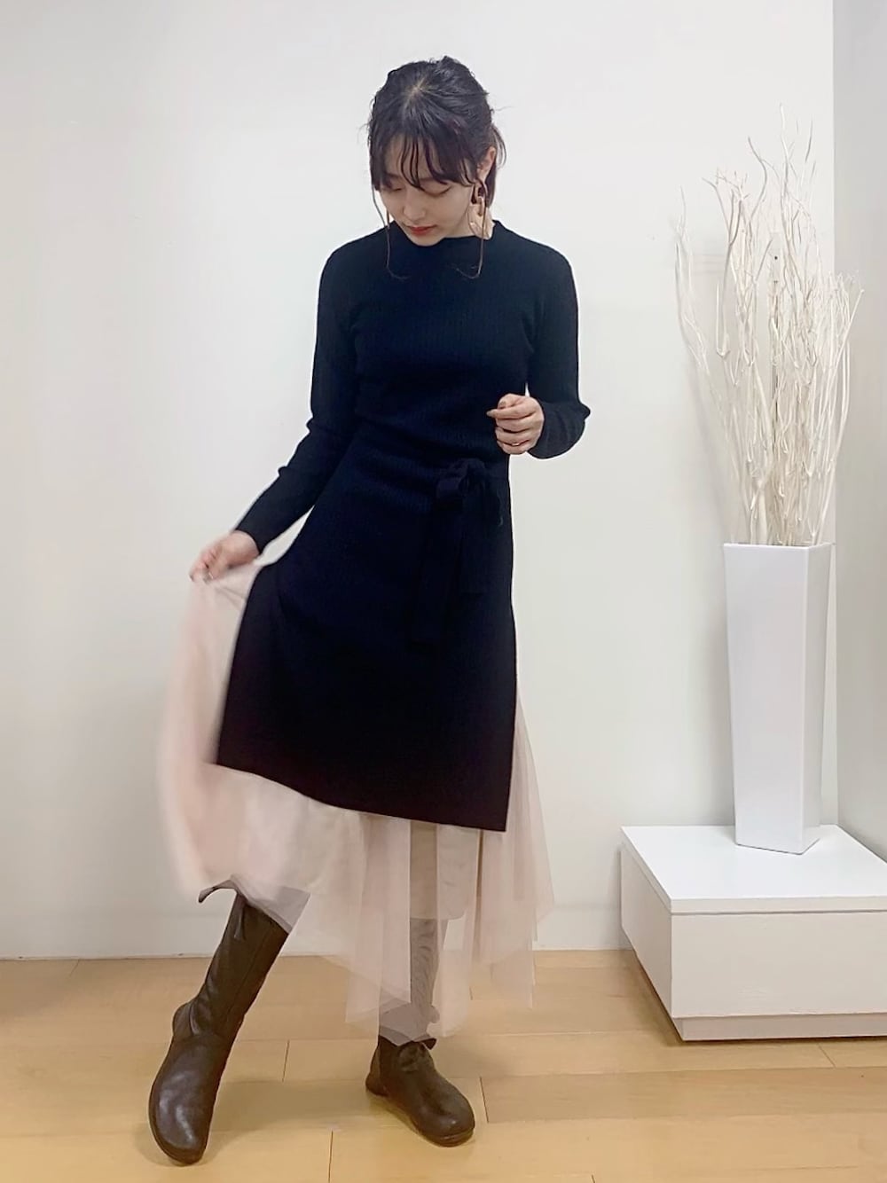 「休日スタイル、スリットワンピース、チュールスカート、春ワンピ、ピンクスカート、ロングブーツ、ニットワンピース、黒ピンク、パステル映える春、パステルピンク」｜「kettyの≪アンサンブル≫チュニックニットワンピース+チュールスカートセット（ワンピース、ブラック系）」を使った、yuhaさん（レディース・165cm）の冬コーディネートの1枚目の写真