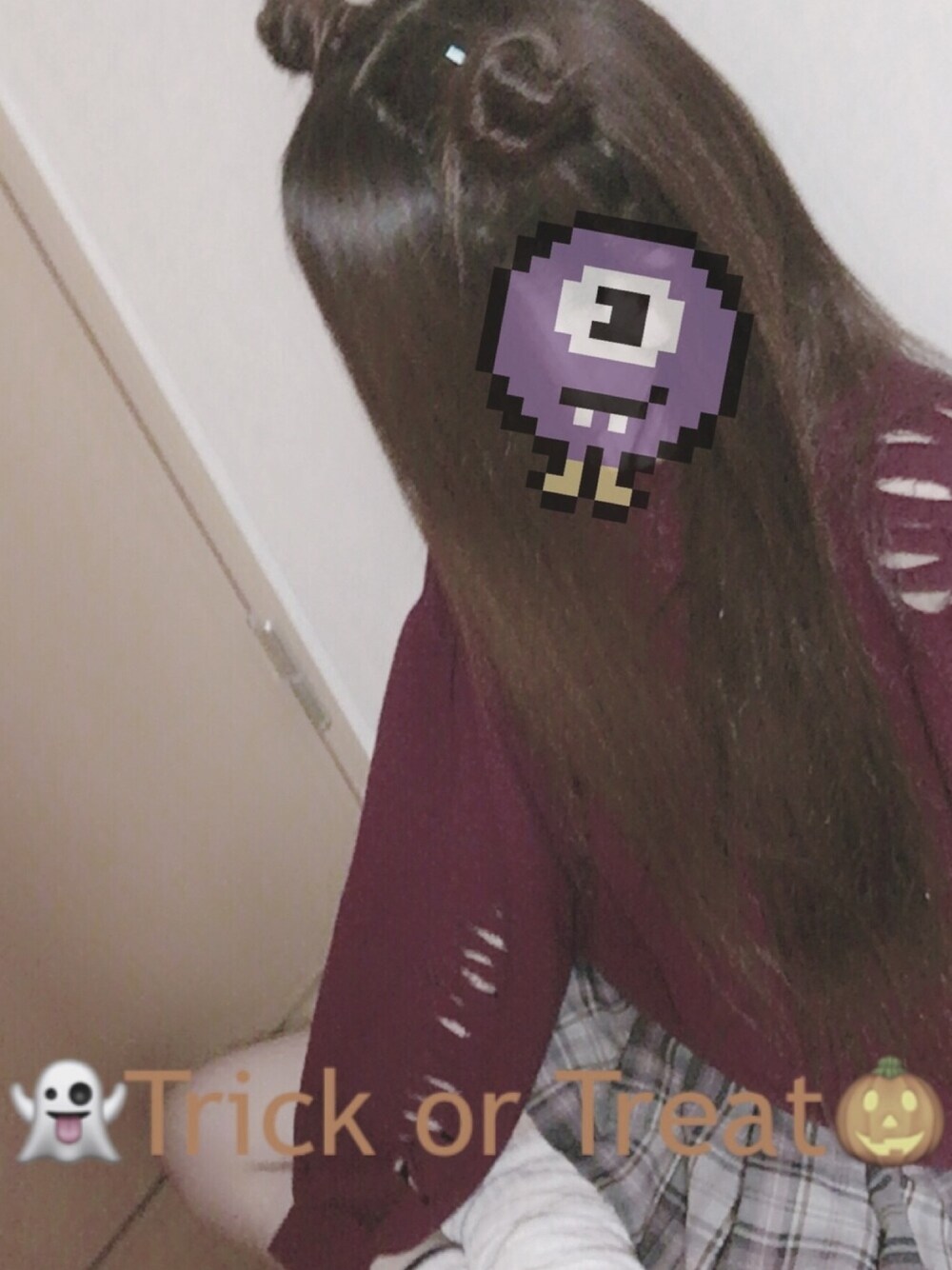 「ハロウィン、制服、Trick or Treat、2018、ルーズソックス」｜「WEGOのWEGO/クラッシュクロップドスウェット（スウェット、レッド系）」を使った、Nさん（レディース・152cm）の秋コーディネートの1枚目の写真