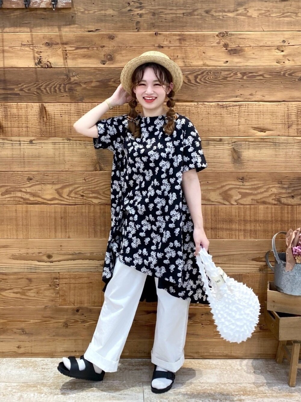 ブラック系のTシャツ/カットソー、ホワイト系のその他パンツ、ブラック系のサンダルを着用したレディースの春コーディネートの1枚目の写真