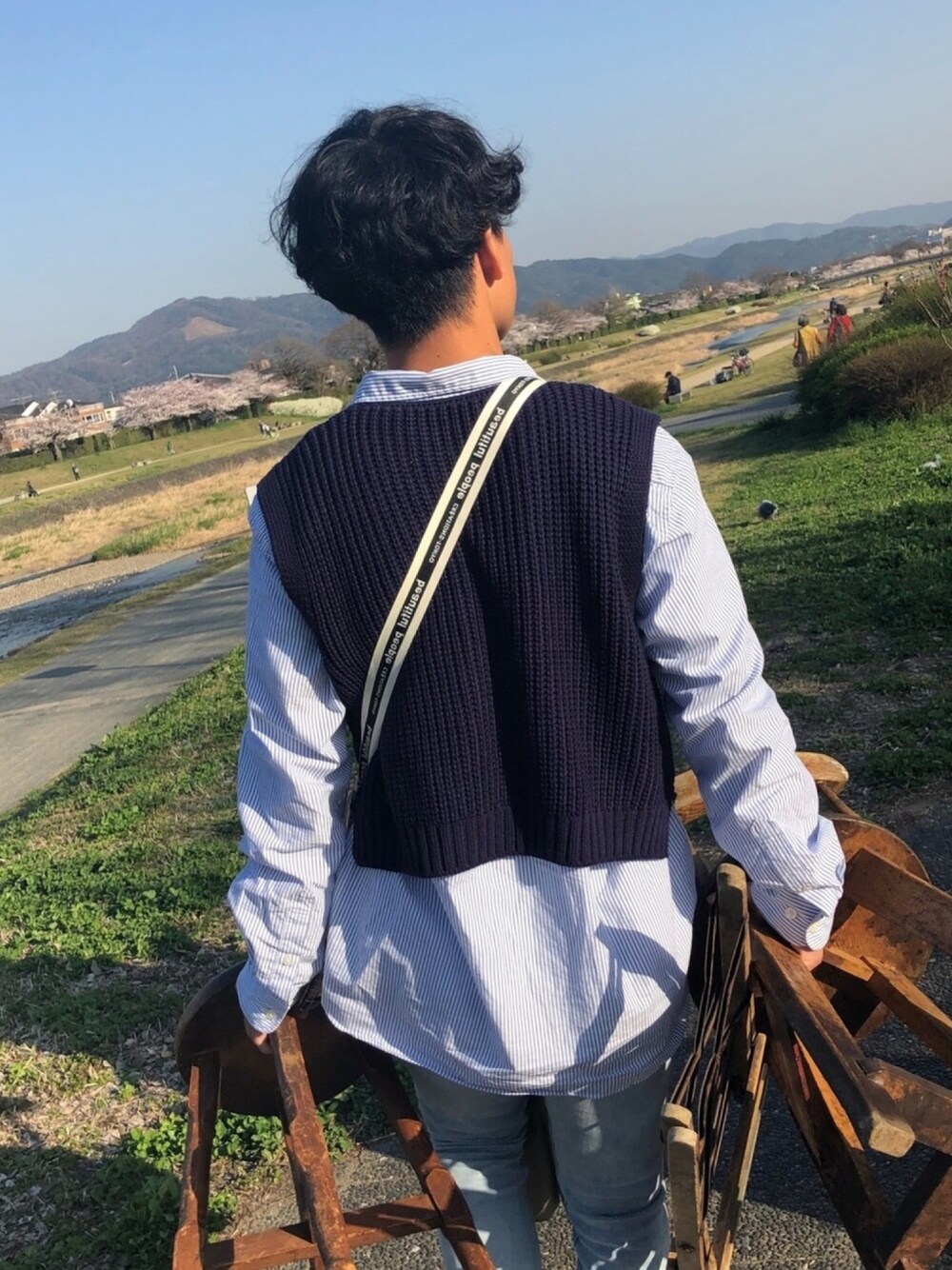 「ストライプシャツ、デニムパンツ、コンバース、ニットベスト、beautiful people、AcneStudios、ビッグシルエット、ユニクロ、春コーデ、wife&hasbandcoffee」｜「beautiful peopleの【beautiful people】≪STUDIOUS別注≫ビニールサコッシュ（ショルダーバッグ、ブラック系）」を使った、✌︎さん（メンズ・165cm）の春コーディネートの1枚目の写真