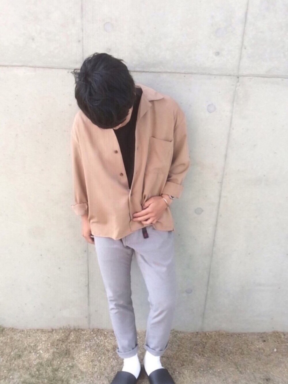 「春コーデ、黒髪、開襟シャツ、抜き襟、スラックス、サンダル、メガネ男子、マッシュ、大学生、アースカラー」｜「HAREのサテンカイキンシャツ（HARE)（シャツ/ブラウス、ベージュ系）」を使った、✌︎さん（メンズ・165cm）の春コーディネートの1枚目の写真